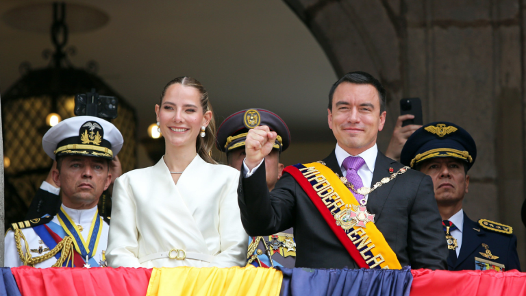 $!Daniel Noboa y Lavinia Valbonesi saludan a simpatizantes desde Carondelet, donde tuvo una apretada agenda.