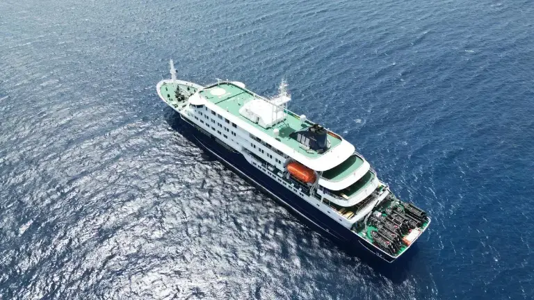 $!Esta imagen aérea muestra una vista general del crucero MV Hondius detenido frente al puerto de Praia, la capital de Cabo Verde.