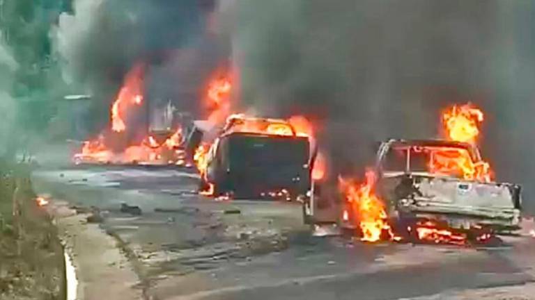 Tres muertos luego de que camión de combustible se volcara y causara incendio vehicular en Morona Santiago