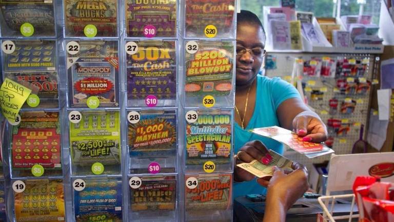 $!Persona probando su suerte en la Lotería Educativa de Carolina del Norte. (Foto: The News &amp; Observer.)