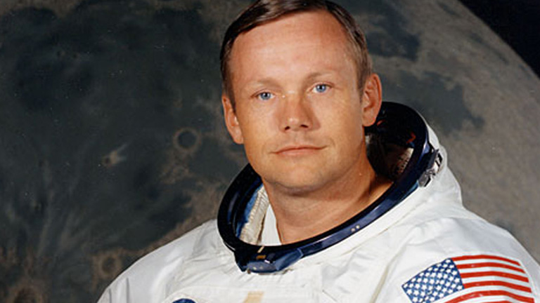 Viuda de Neil Armstrong halla en un armario objetos usados en la Luna