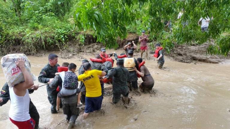 25 familias albergadas en Portoviejo tras una avalancha de lodo