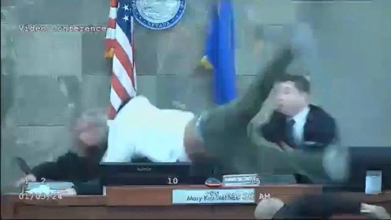 VIDEO | Sujeto atacó brutalmente a una jueza en plena audiencia cuando se dio cuenta de que sería condenado a prisión