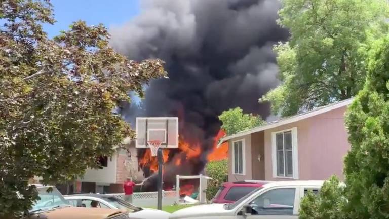 Avioneta se estrelló contra la casa de una adulta mayor en EEUU, 3 personas murieron