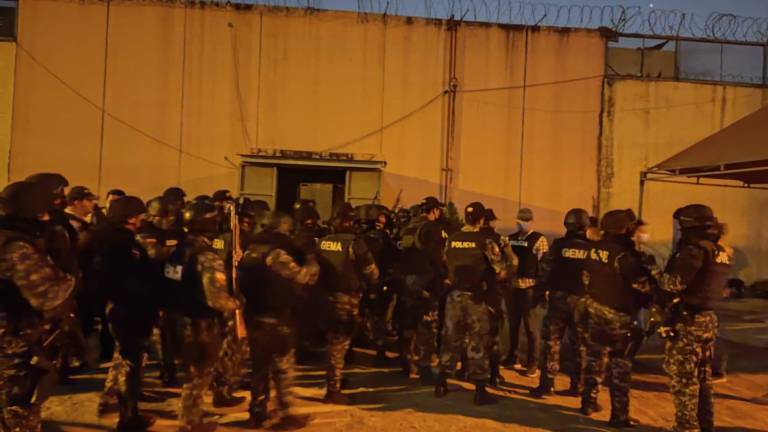 Amotinamientos en cárceles dejan 3 policías heridos en Guayaquil y 2 en Latacunga