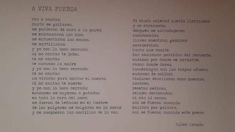 $!El poema A viva fuerza, de Euler Granda, ubicado en una pared del Museo de la Memoria.