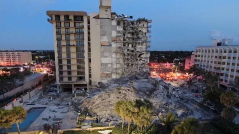 Estremecedor derrumbe de un edificio en Miami deja un muerto y se teme que haya más entre los escombros