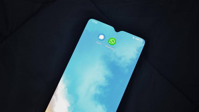 Fotografía referencial de un celular con la aplicación WhatsApp.