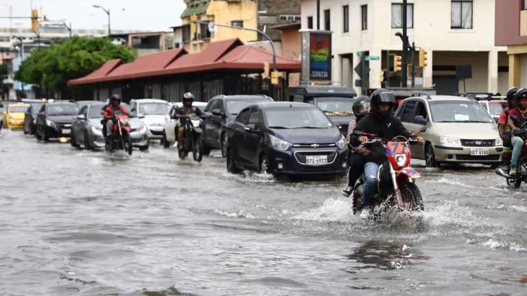 $!Por lo general, ante precipitaciones intensas, ciudades del país tienden a inundarse. En la fotografía se observa una calle anegada de Guayaquil.