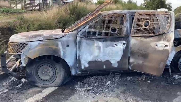 Un grupo de hombres armados se abalanzaron contra un vehículo policial y lo incendiaron. Tres carabineros murieron calcinados.