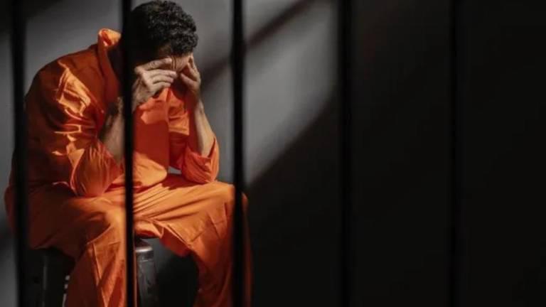 Además de la condena de cárcel, la Audiencia le impone también la prohibición de acercarse a menos de 1.000 metros a los familiares de la mujer asesinada.