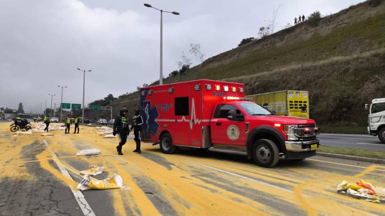 $!Ruta Viva: Accidente múltiple deja un fallecido y cierra vía al aeropuerto de Quito