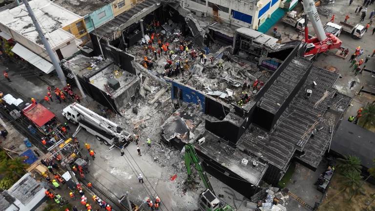 $!Esta vista aérea muestra a los equipos de rescate trabajando en la discoteca Jet Set.