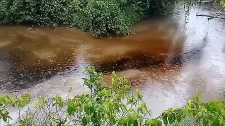 Derrame de petróleo contamina río en Lago Agrio, Sucumbíos