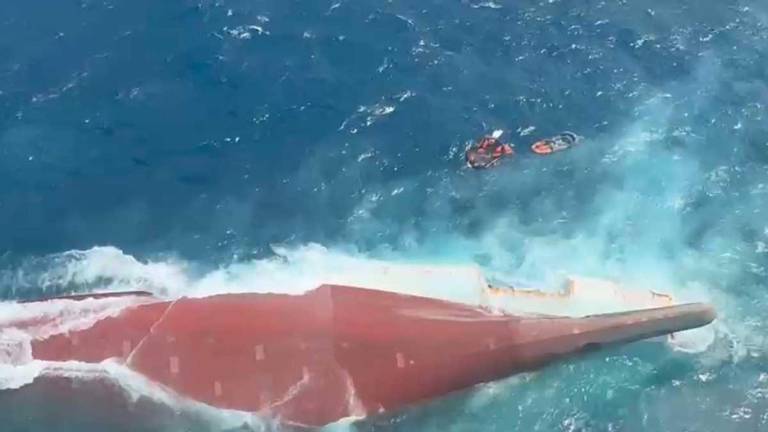 Indonesia: Seis muertos, 130 desaparecidos y 107 rescatados por el naufragio de un barco
