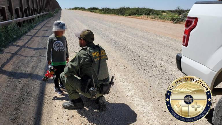 $!Un niño ecuatoriano de cuatro años que fue hallado caminando solo cerca de la frontera entre Estados Unidos y México, en septiembre del 2022.
