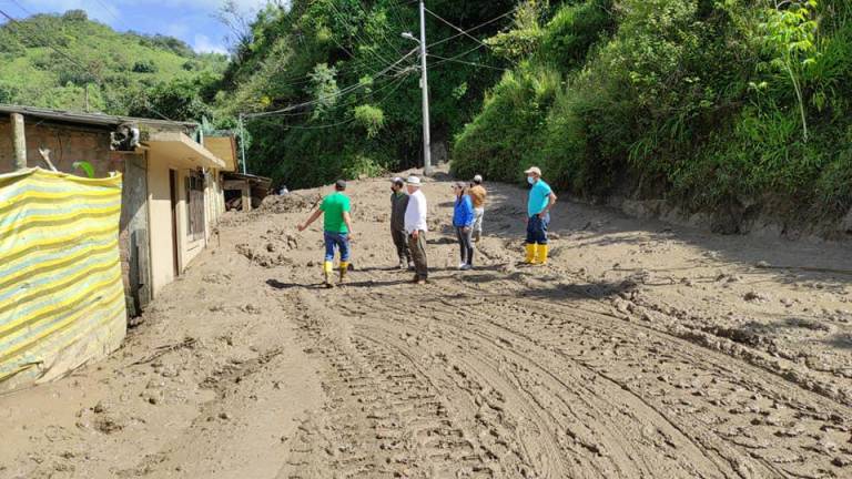 $!Torrencial lluvia provocó cierre de vías e incluso un vehículo quedó atrapado en El Oro