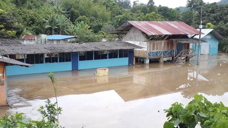 La fuerte lluvia que anegó decenas de localidades en Esmeraldas se extendió por más de doce horas.