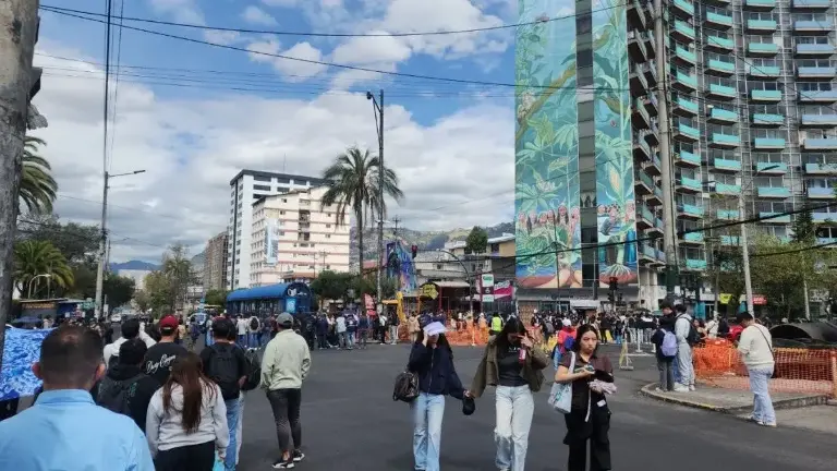 $!Estudiantes en los exteriores de la PUCE.