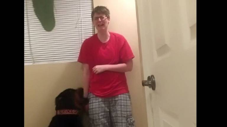 Matan a joven Asperger que se hizo famosa por un vídeo con su perro