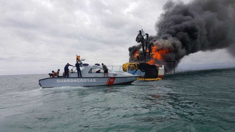 Rescatan tripulación con vida de barco incendiado en Jaramijó