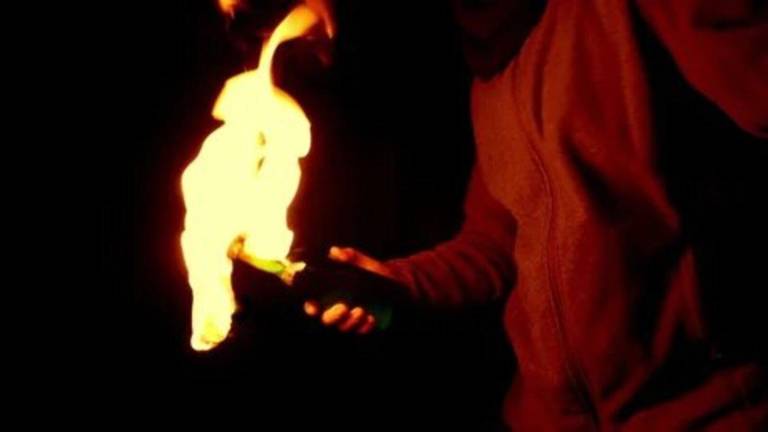 Dos vehículos fueron incendiados con una bomba molotov en el suroeste de Guayaquil