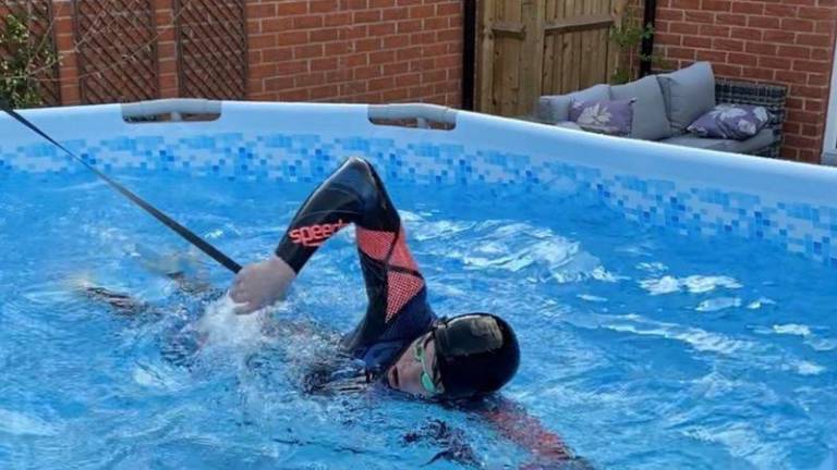 La historia del adolescente que pasó de nadar en su jardín a ganar el oro olímpico