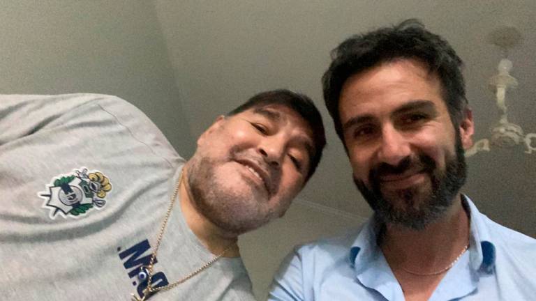 Médico de Maradona insultó a sus hijas y dijo que merecía un monumento