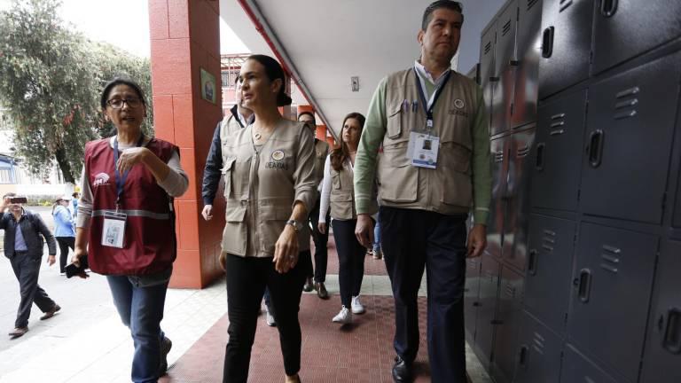 $!Observadores de la OEA encabezados por Isabel de Saint Malo (C) recorrieron el centro de votación del Colegio Benalcazar, el 20 de agosto en Quito.