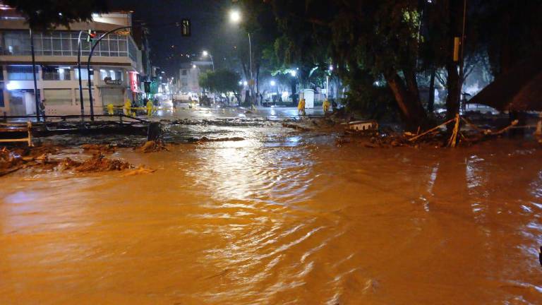 Emergencia por lluvias: cierre de vías en Loja y teletrabajo; también hay desbordamiento de ríos en otras provincias