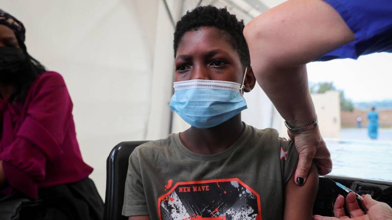 Sudáfrica dice haber superado la ola de ómicron sin aumento notable de muertes