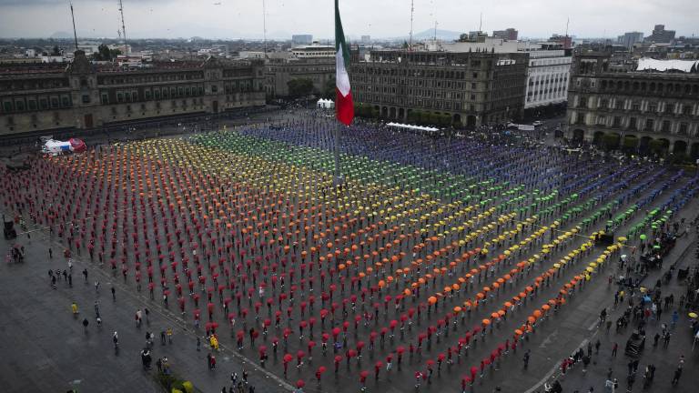 $!Esta vista aérea muestra a personas participando en la formación de la bandera del orgullo LGBT más grande del mundo en México, uno de los países anfitriones del Mundial 2026.