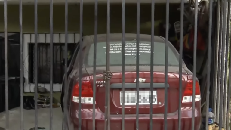 $!El hombre asesinado en la masacre perpetrada la semana pasada era un mensajero municipal. El alcalde de la ciudad, Aquiles Alvarez, condenó el hecho. En la fotografía se puede observar la vivienda afectada.