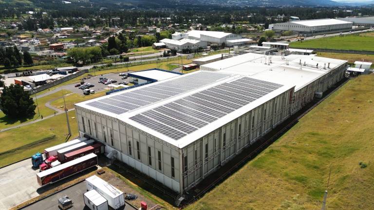 Paneles fotovoltaicos aportan con energía renovable a planta industrial