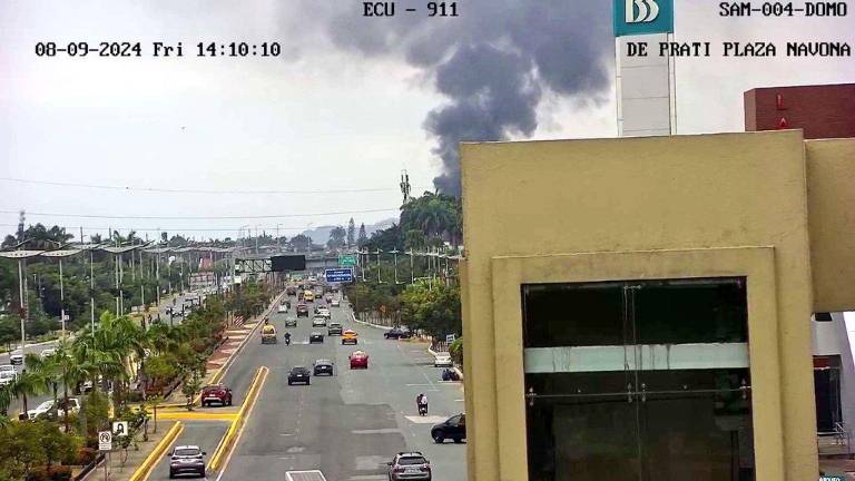 Imágenes del ECU911 captan columnas de humo saliendo desde una ciudadela en vía a Samborondón, provincia del Guayas.