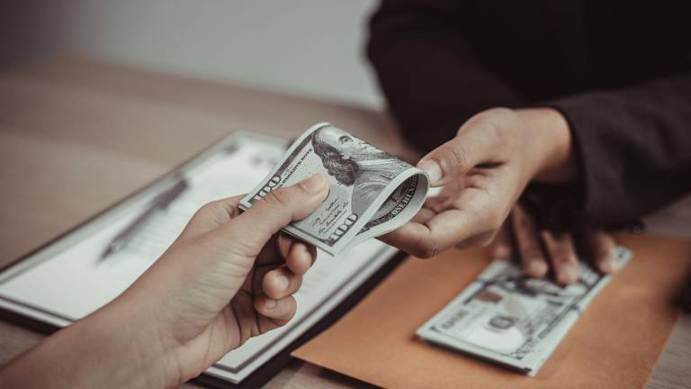 Ecuatorianos reducen sus expectativas salariales por primera vez desde 2024, según informe
