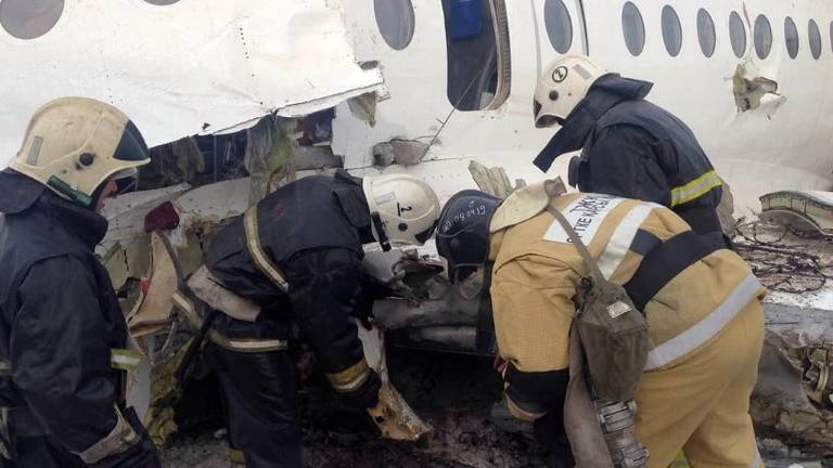 Un avión se estrella en Kazajistán y deja 12 muertos