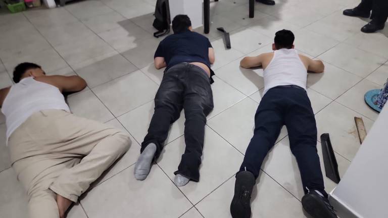 $!Imagen que captó el momento de la aprehensión de los vinculados a las extorsiones.