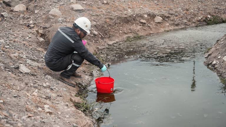 $!Fotografía que muestra a equipos técnicos del Gobierno analizando el agua una planta de tratamiento en Guayaquil.