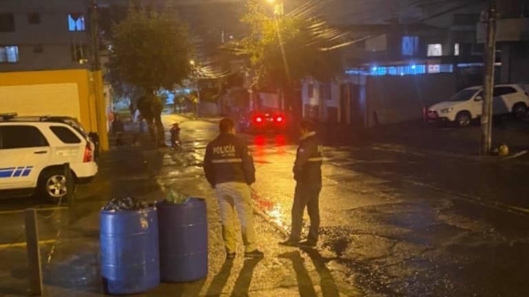 $!Policías afueras de la vivienda del padre de la menor, la cual fue allanada por la Unidad de Personas Desaparecidas de la Fiscalía el pasado jueves 19 de enero.