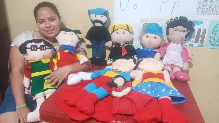 Adolescente confecciona y vende muñecas para pagar su tratamiento contra el cáncer