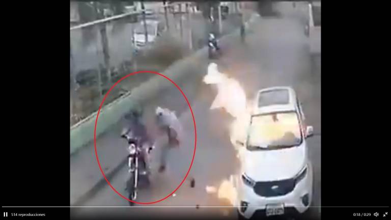 VIDEO: Hombres prenden fuego al carro de una jueza en Milagro. Ella se salvó