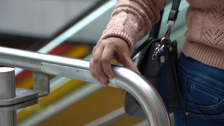 $!El Metro de Quito es una estructura inclusiva para personas con algún tipo de discapacidad, como pasamanos con sistema de lectura Braille.