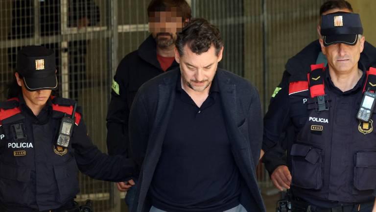 $!Jonathan Andic es escoltado por los Mossos d'Esquadra en Martorell, cerca de Barcelona.