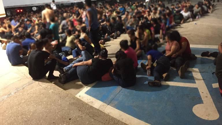 $!A inicios de marzo, el Instituto Nacional de Migración (INM) de México rescató a 343 migrantes que se encontraban en la caja de un tráiler abandonado en el oriental estado de Veracruz, de los que 103 son menores de edad no acompañados y provienen de Guatemala, Honduras, El Salvador y Ecuador.