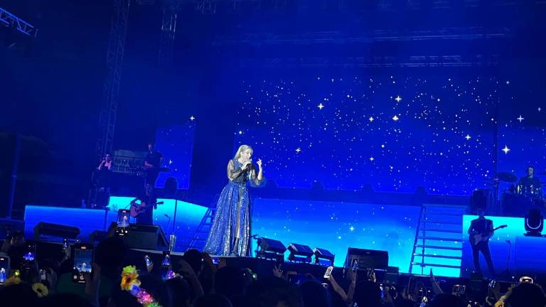 $!Flor Bertotti mientras interpreta Mi Vestido Azul en su concierto en Guayaquil, realizado en el Coliseo Voltair Paladines Polo, el jueves 27 de noviembre de 2025.