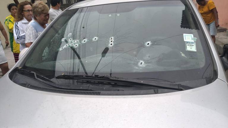 Al momento se han registrado cerca de 40 disparos al vehículo en el que se movilizaba el policía asesinado en el Guasmo Sur.