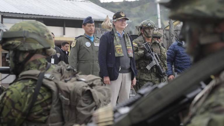 $!Fotografía del presidente Guillermo Lasso con varios efectivos de las Fuerzas Armadas.
