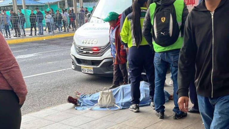 $!Levantamiento del cuerpo de la mujer.