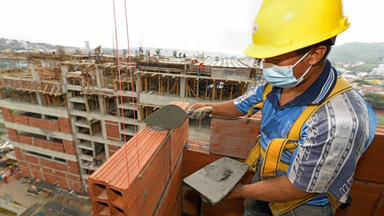 Imagen referencial de un obrero en una construcción.
